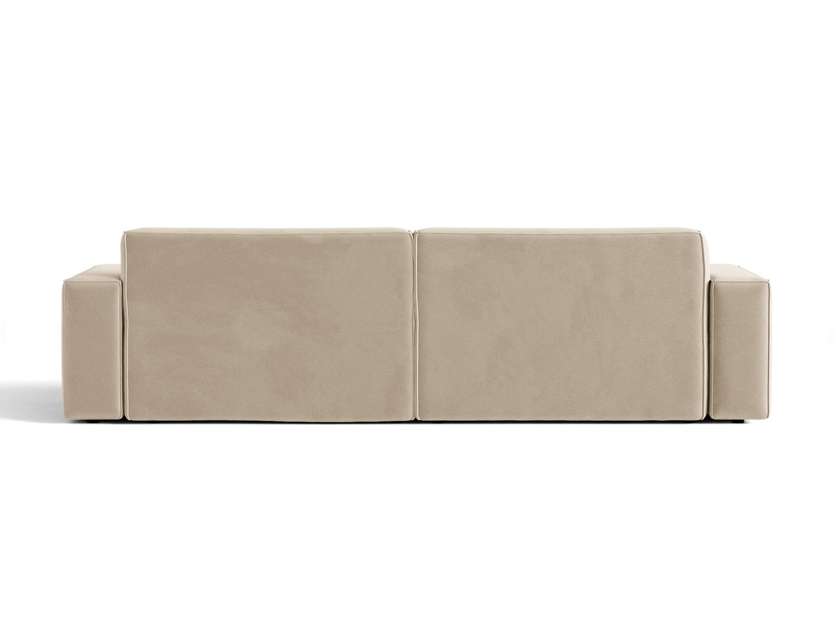 Modulares 4er Sofa Jodie von Micadoni in leichtem Beige mit Venus Samtstoff, schwarzen Kunststoffbeinen und niedriger Rückenlehne.
