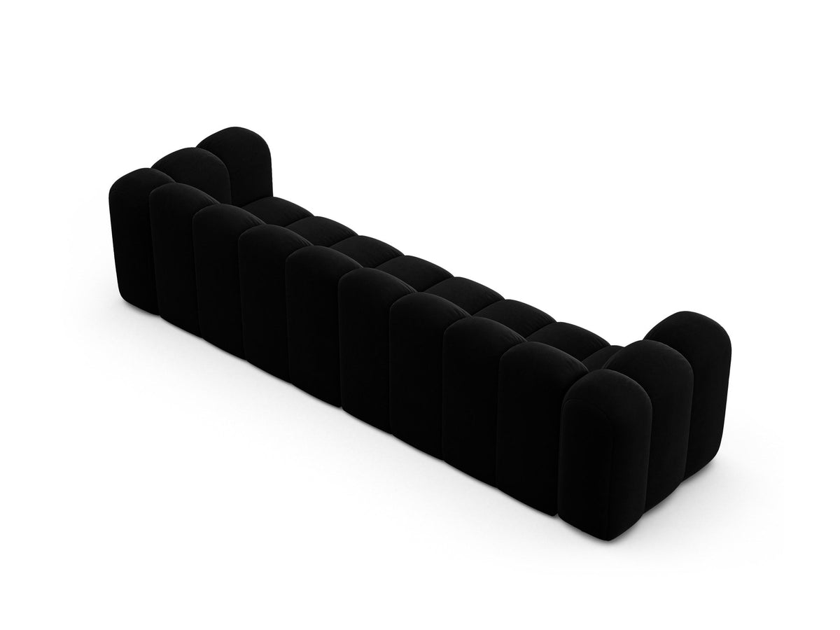 Beigefarbenes 4er Sofa Lupine von Micadoni aus Venus-Samtstoff mit schwarzen Kunststoffbeinen, modulares Design für dein Wohnzimmer.