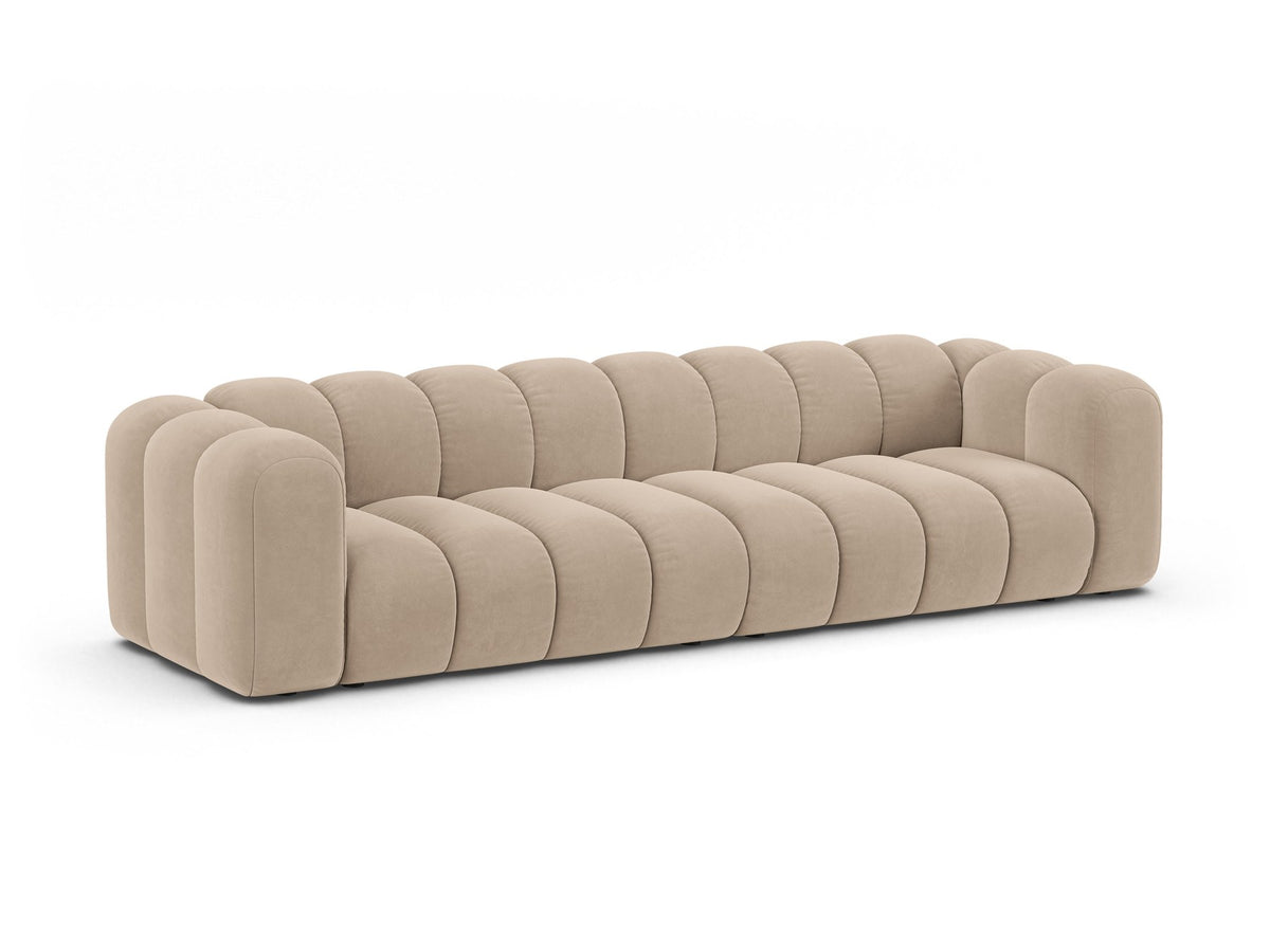 Beigefarbenes 4er Sofa Lupine von Micadoni aus Venus-Samtstoff mit schwarzen Kunststoffbeinen, modulares Design für dein Wohnzimmer.