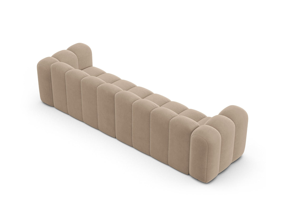 Beigefarbenes 4er Sofa Lupine von Micadoni aus Venus-Samtstoff mit schwarzen Kunststoffbeinen, modulares Design für dein Wohnzimmer.