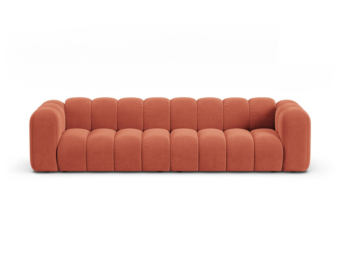 Beigefarbenes 4er Sofa Lupine von Micadoni aus Venus-Samtstoff mit schwarzen Kunststoffbeinen, modulares Design für dein Wohnzimmer.