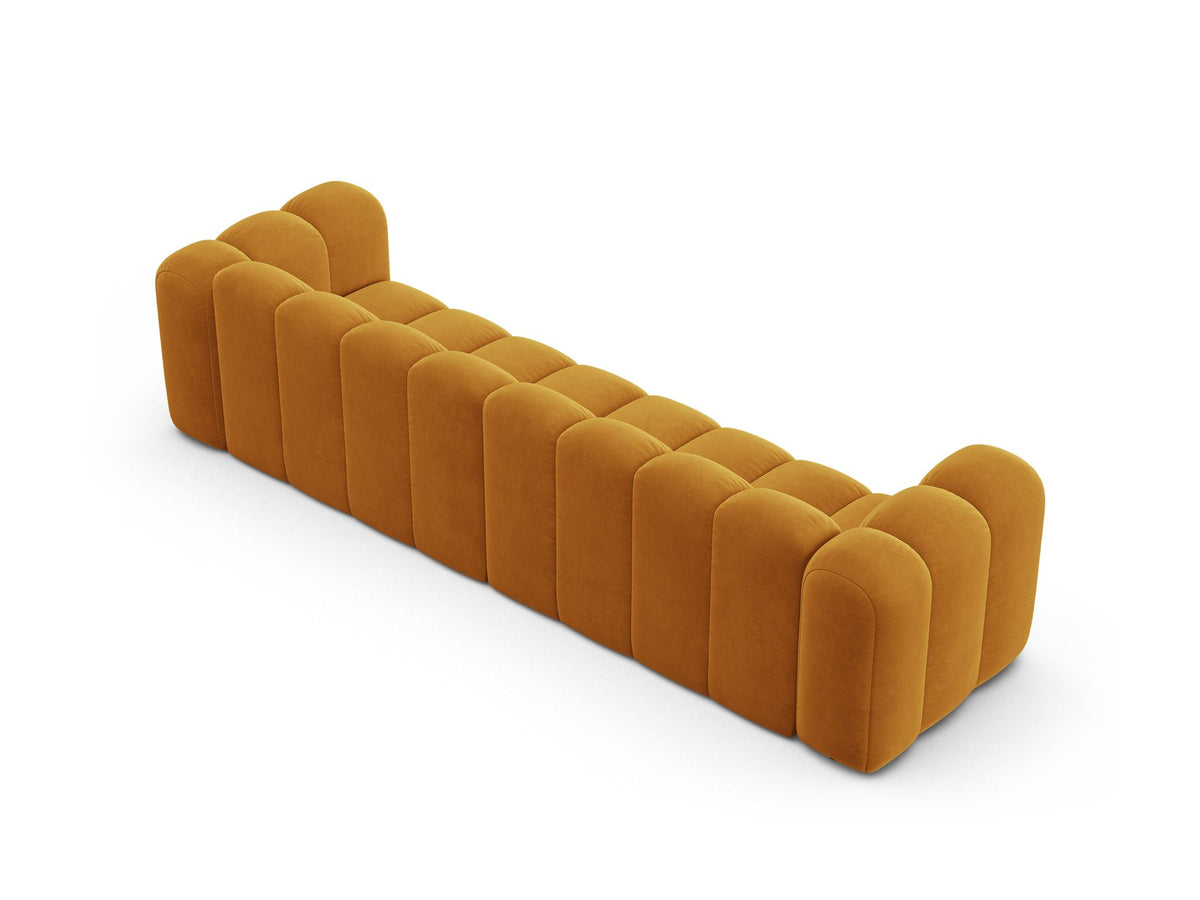 Beigefarbenes 4er Sofa Lupine von Micadoni aus Venus-Samtstoff mit schwarzen Kunststoffbeinen, modulares Design für dein Wohnzimmer.