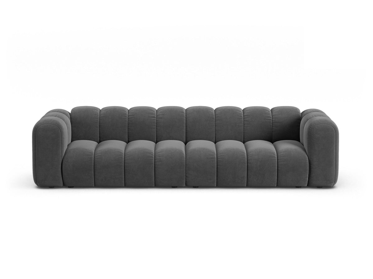 Beigefarbenes 4er Sofa Lupine von Micadoni aus Venus-Samtstoff mit schwarzen Kunststoffbeinen, modulares Design für dein Wohnzimmer.