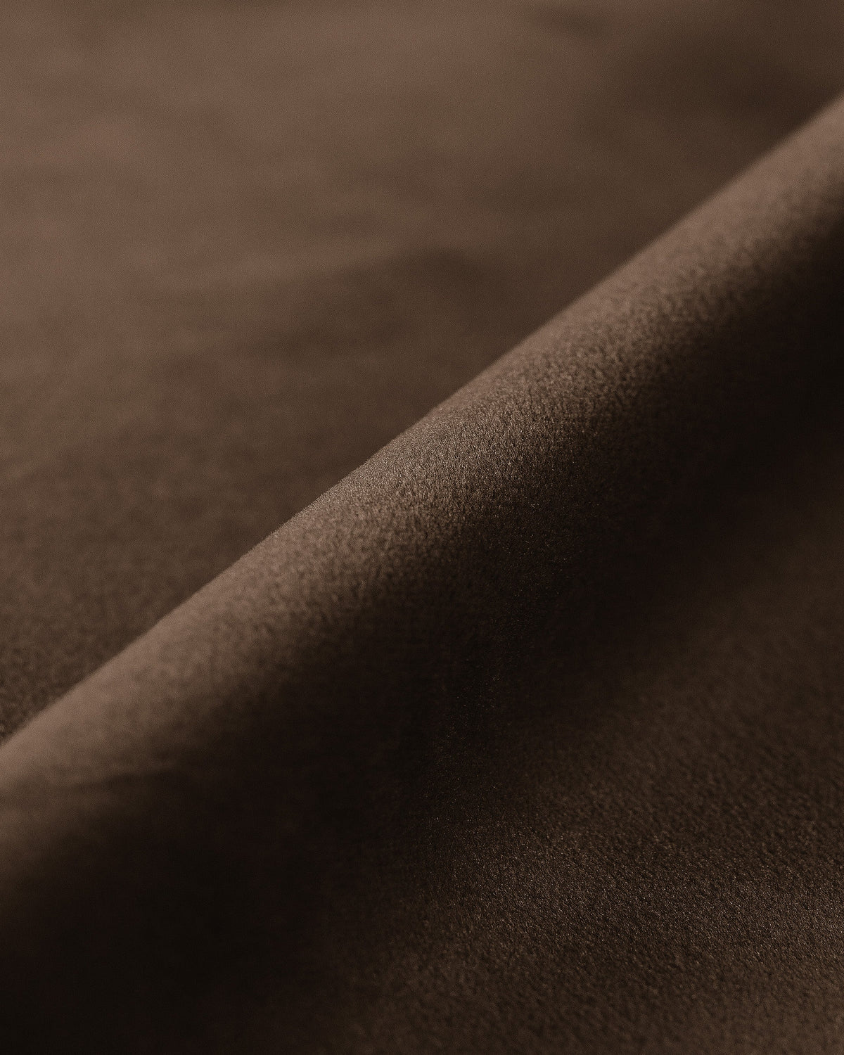 Jenny Velour Sofa 4 Sitzer in Chocolate-Salvador präsentiert im Onlineshop von KAQTU Design AG. 4er Sofa ist von Micadoni