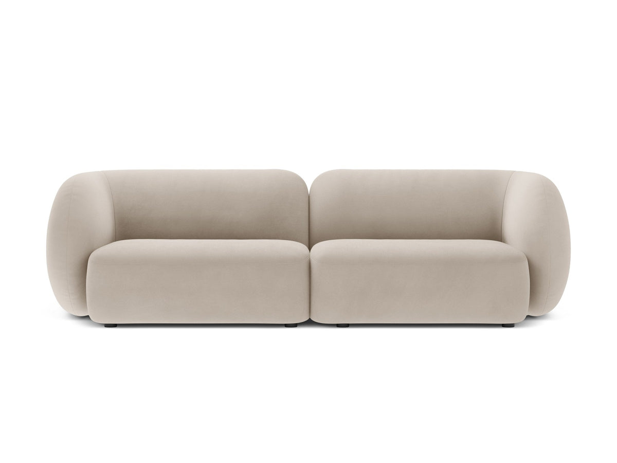 Weisses 4er Sofa Kate von Micadoni mit strukturiertem Bouclé-Stoff, schwarzen Kunststoffbeinen und breiter Sitzfläche.