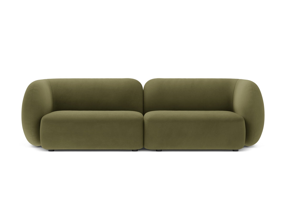 Weisses 4er Sofa Kate von Micadoni mit strukturiertem Bouclé-Stoff, schwarzen Kunststoffbeinen und breiter Sitzfläche.