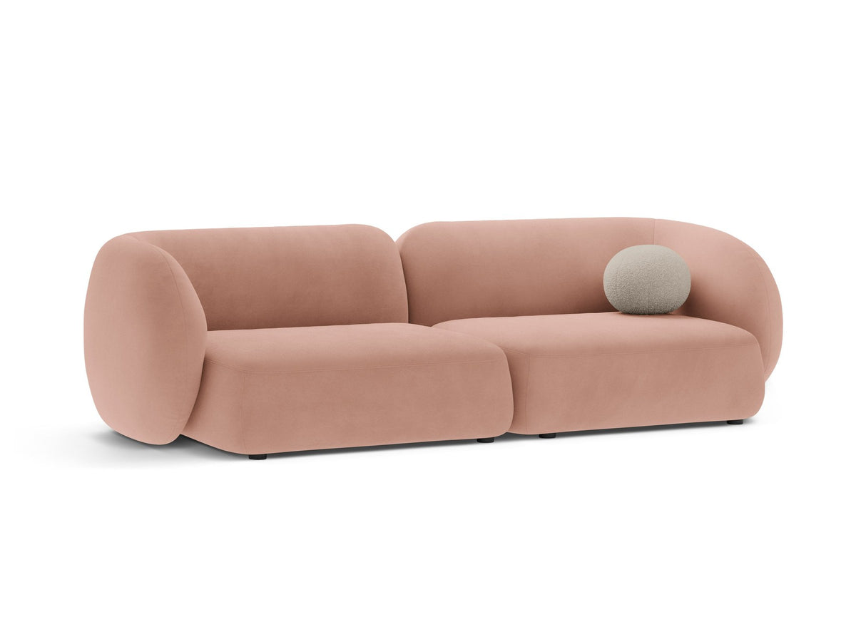 Weisses 4er Sofa Kate von Micadoni mit strukturiertem Bouclé-Stoff, schwarzen Kunststoffbeinen und breiter Sitzfläche.