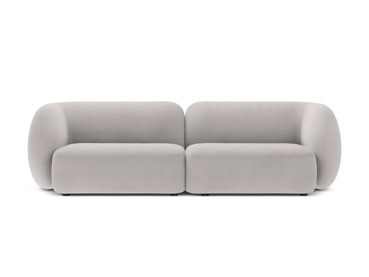Weisses 4er Sofa Kate von Micadoni mit strukturiertem Bouclé-Stoff, schwarzen Kunststoffbeinen und breiter Sitzfläche.