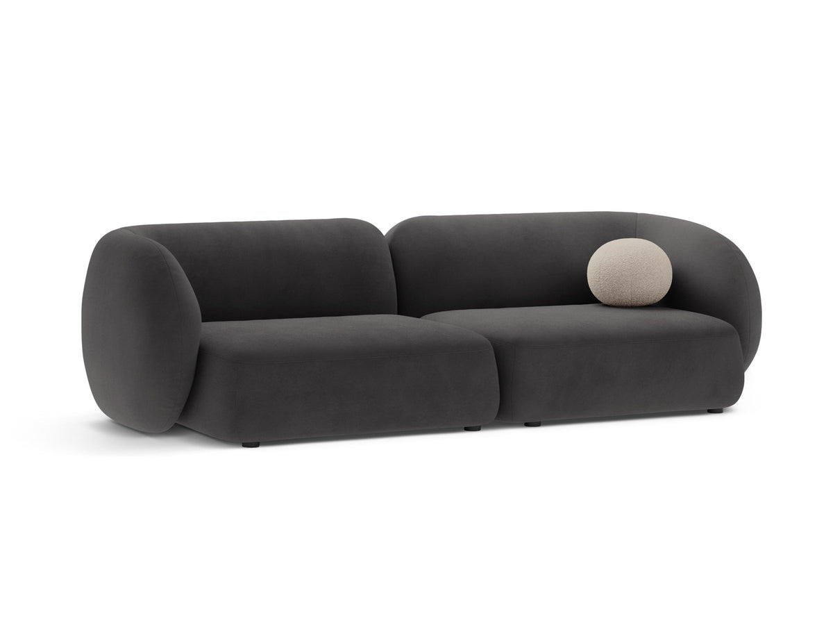 Weisses 4er Sofa Kate von Micadoni mit strukturiertem Bouclé-Stoff, schwarzen Kunststoffbeinen und breiter Sitzfläche.