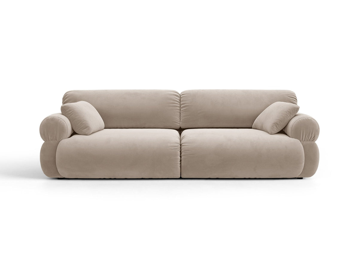 Beiges 4er Sofa Ophelia von Micadoni mit Liberty-Stoffbezug, niedriger Rückenlehne und schwarzen Kunststoffbeinen aus Polypropylen.