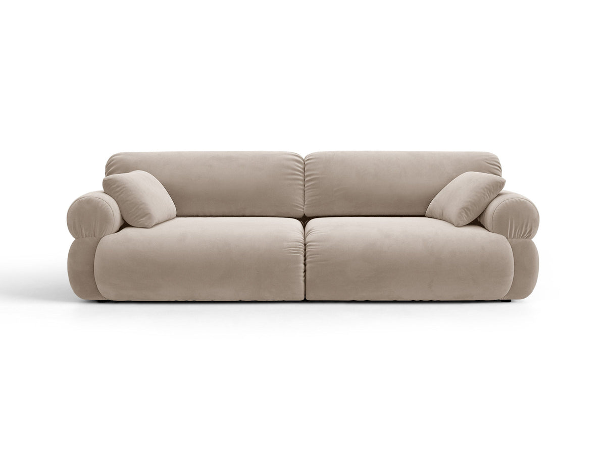 Beiges 4er Sofa Ophelia von Micadoni mit Liberty-Stoffbezug, niedriger Rückenlehne und schwarzen Kunststoffbeinen aus Polypropylen.
