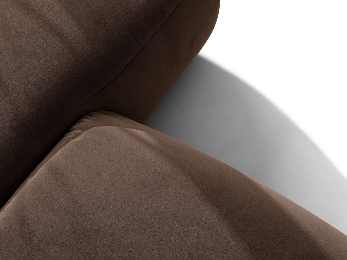Beiges 4er Sofa Ophelia von Micadoni mit Liberty-Stoffbezug, niedriger Rückenlehne und schwarzen Kunststoffbeinen aus Polypropylen.
