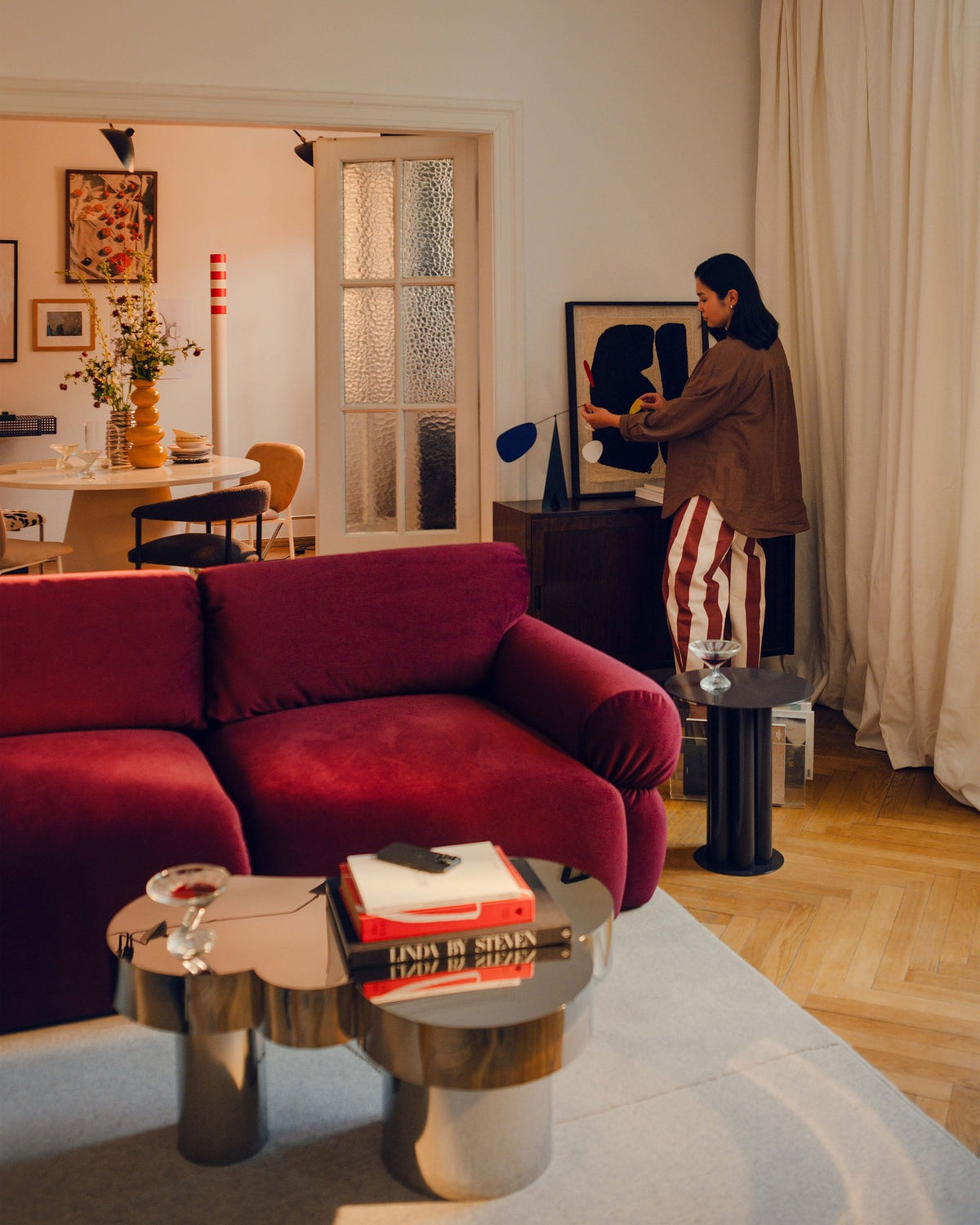 Beiges 4er Sofa Ophelia von Micadoni mit Liberty-Stoffbezug, niedriger Rückenlehne und schwarzen Kunststoffbeinen aus Polypropylen.
