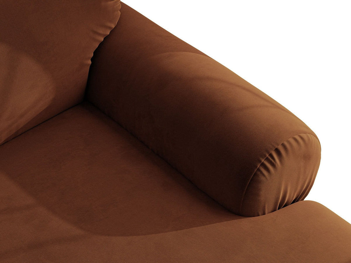 Beiges 4er Sofa Ophelia von Micadoni mit Liberty-Stoffbezug, niedriger Rückenlehne und schwarzen Kunststoffbeinen aus Polypropylen.