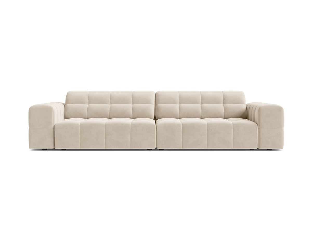 Beigefarbenes 4er Sofa Jennifer von Micadoni mit Samt-ähnlichem Bluvel-Stoff, schwarzen Kunststoffbeinen und gerader Rückenlehne.