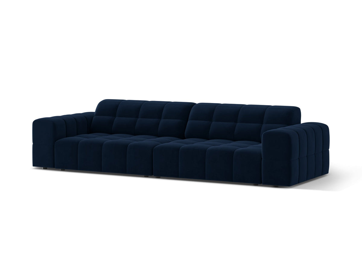 Beigefarbenes 4er Sofa Jennifer von Micadoni mit Samt-ähnlichem Bluvel-Stoff, schwarzen Kunststoffbeinen und gerader Rückenlehne.