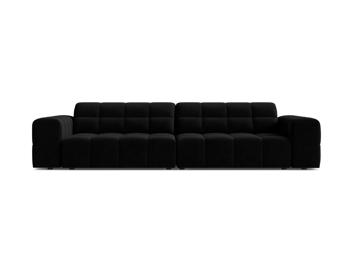 Beigefarbenes 4er Sofa Jennifer von Micadoni mit Samt-ähnlichem Bluvel-Stoff, schwarzen Kunststoffbeinen und gerader Rückenlehne.