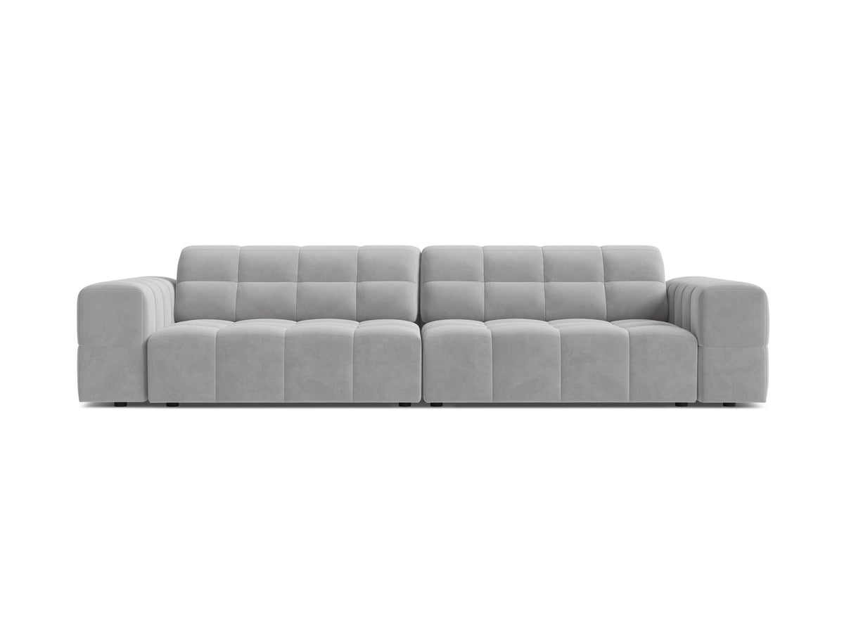 Beigefarbenes 4er Sofa Jennifer von Micadoni mit Samt-ähnlichem Bluvel-Stoff, schwarzen Kunststoffbeinen und gerader Rückenlehne.