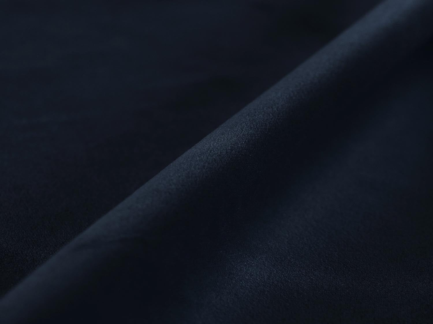 Elegantes 4-Sitzer Sofa aus weichem Velour in stilvollem Blau, ideal für gemütliche Abende und stilvolle Einrichtung.
