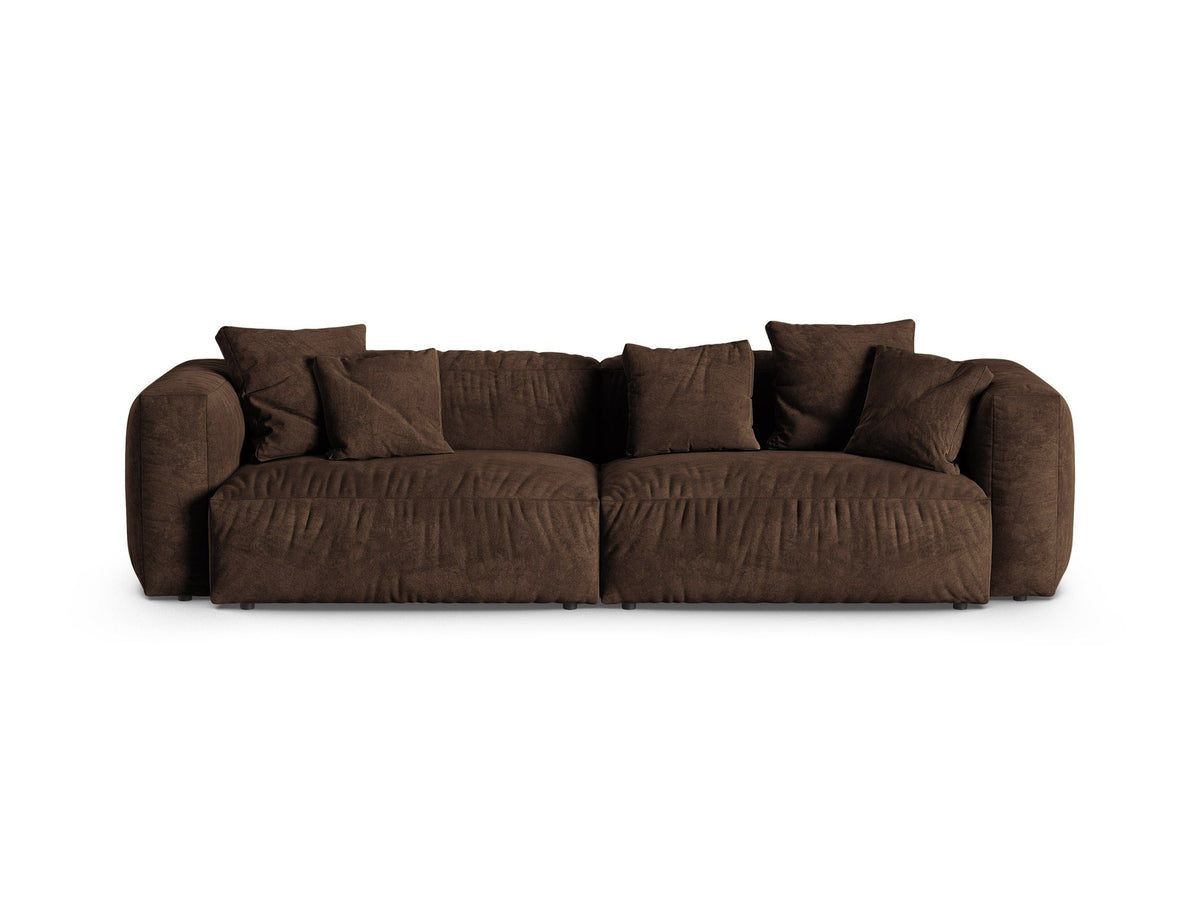 Modulares 4er Sofa Martina XL von Micadoni in Schokolade, Veloursstoff Vogue, schwarze Kunststoffbeine, im Wohnzimmer platziert.