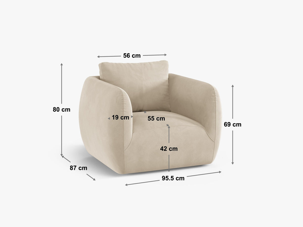 Weisser Armsessel Iga von Micadoni mit rundem Bouclé-Bezug, silbernen Metallbeinen und gepolsterter Rückenlehne, Studioaufnahme freigestellt.