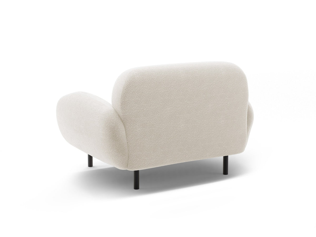 Weisser Poppy Armsessel von Micadoni mit Bouclé-Stoff, abgerundeter Form und schwarzen Metallbeinen, freigestellt fotografiert.