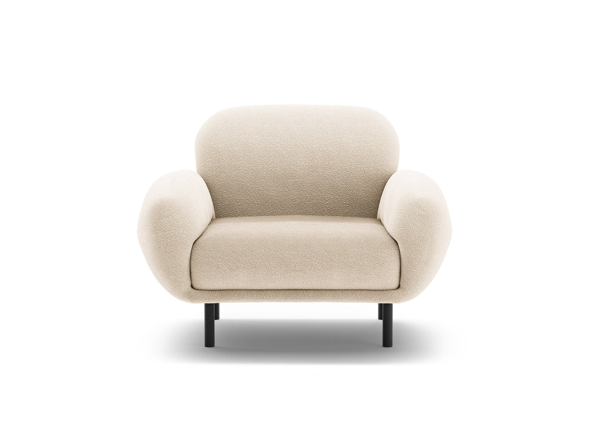 Weisser Poppy Armsessel von Micadoni mit Bouclé-Stoff, abgerundeter Form und schwarzen Metallbeinen, freigestellt fotografiert.