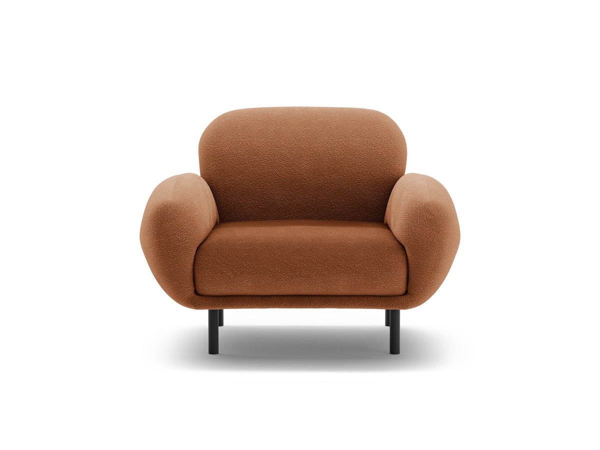 Weisser Poppy Armsessel von Micadoni mit Bouclé-Stoff, abgerundeter Form und schwarzen Metallbeinen, freigestellt fotografiert.