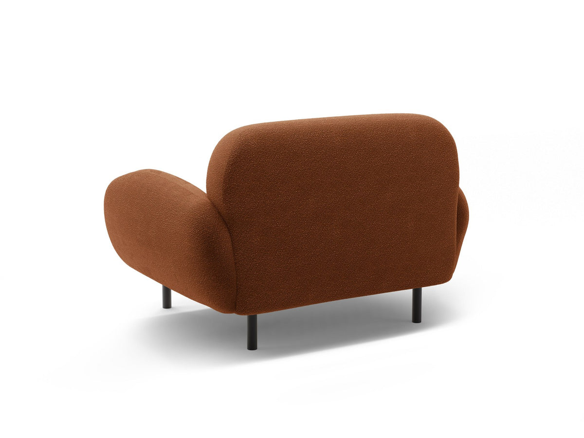 Weisser Poppy Armsessel von Micadoni mit Bouclé-Stoff, abgerundeter Form und schwarzen Metallbeinen, freigestellt fotografiert.