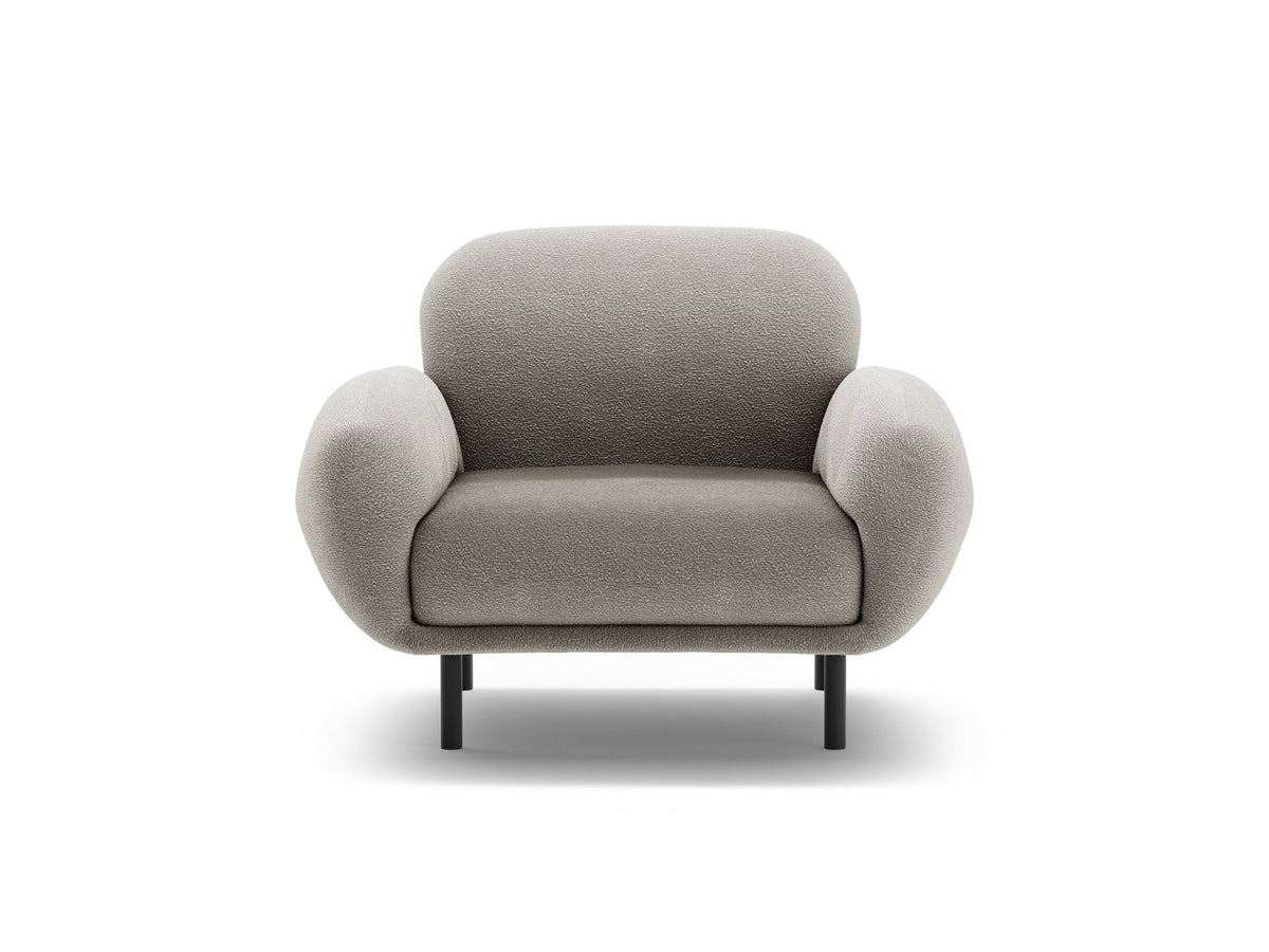 Weisser Poppy Armsessel von Micadoni mit Bouclé-Stoff, abgerundeter Form und schwarzen Metallbeinen, freigestellt fotografiert.