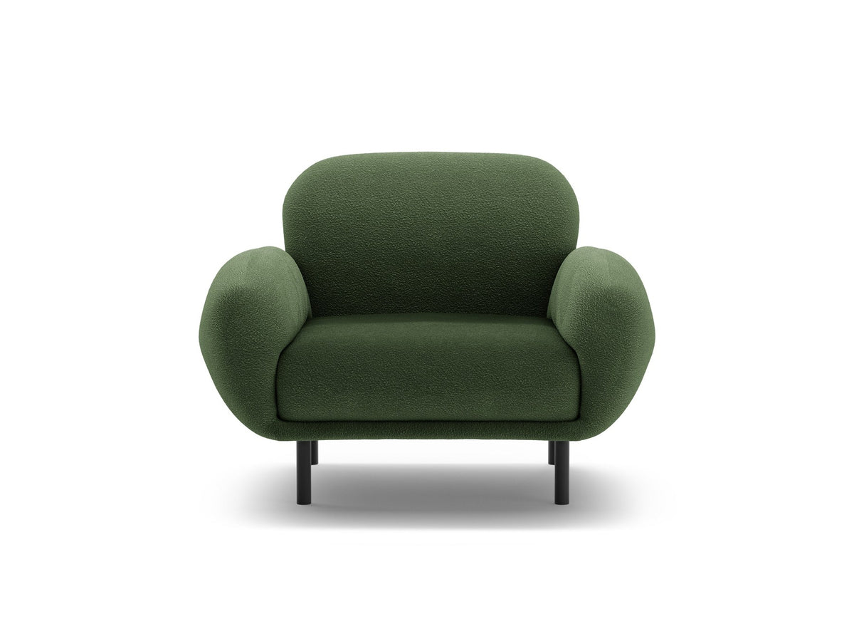 Weisser Poppy Armsessel von Micadoni mit Bouclé-Stoff, abgerundeter Form und schwarzen Metallbeinen, freigestellt fotografiert.