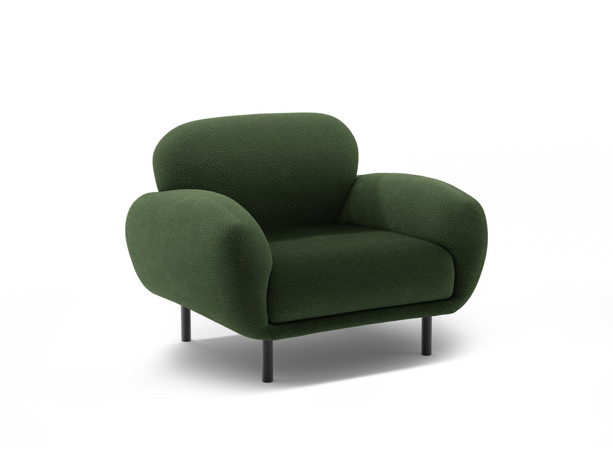 Weisser Poppy Armsessel von Micadoni mit Bouclé-Stoff, abgerundeter Form und schwarzen Metallbeinen, freigestellt fotografiert.