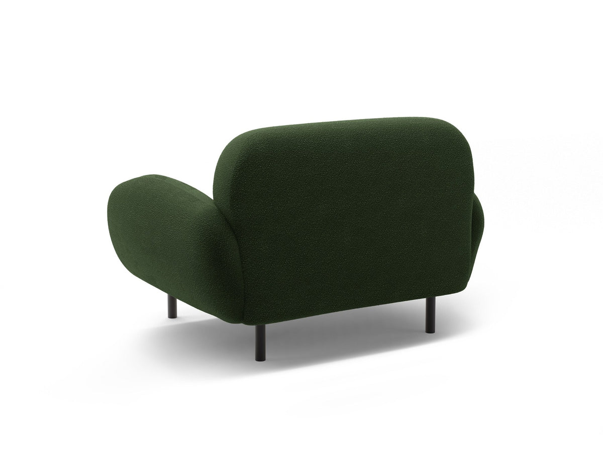 Weisser Poppy Armsessel von Micadoni mit Bouclé-Stoff, abgerundeter Form und schwarzen Metallbeinen, freigestellt fotografiert.