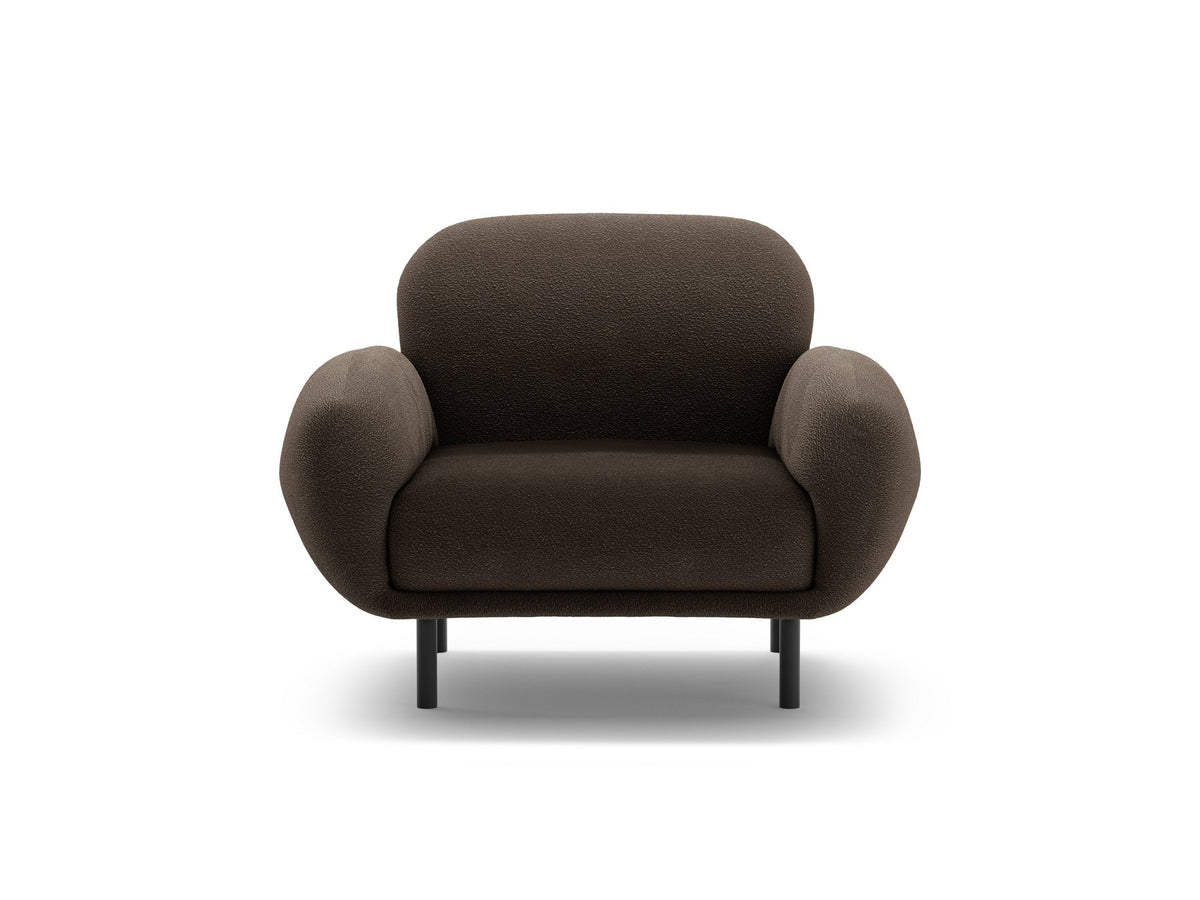 Weisser Poppy Armsessel von Micadoni mit Bouclé-Stoff, abgerundeter Form und schwarzen Metallbeinen, freigestellt fotografiert.