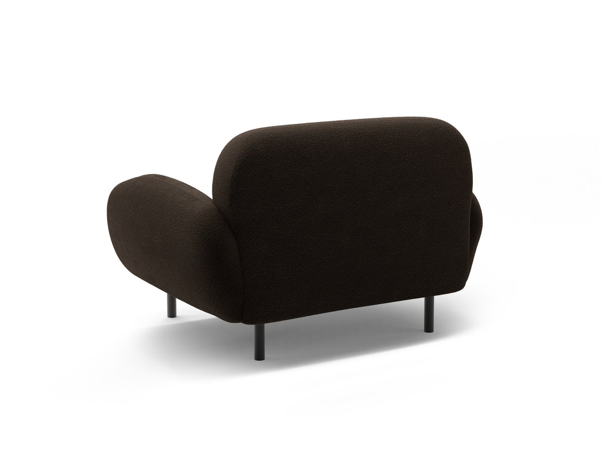 Weisser Poppy Armsessel von Micadoni mit Bouclé-Stoff, abgerundeter Form und schwarzen Metallbeinen, freigestellt fotografiert.