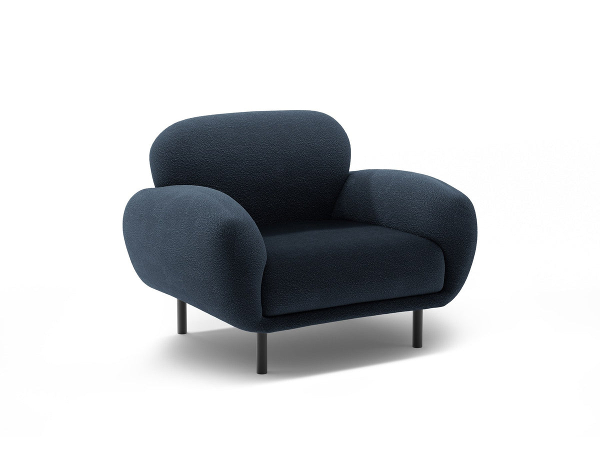 Weisser Poppy Armsessel von Micadoni mit Bouclé-Stoff, abgerundeter Form und schwarzen Metallbeinen, freigestellt fotografiert.