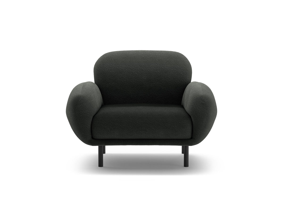 Weisser Poppy Armsessel von Micadoni mit Bouclé-Stoff, abgerundeter Form und schwarzen Metallbeinen, freigestellt fotografiert.