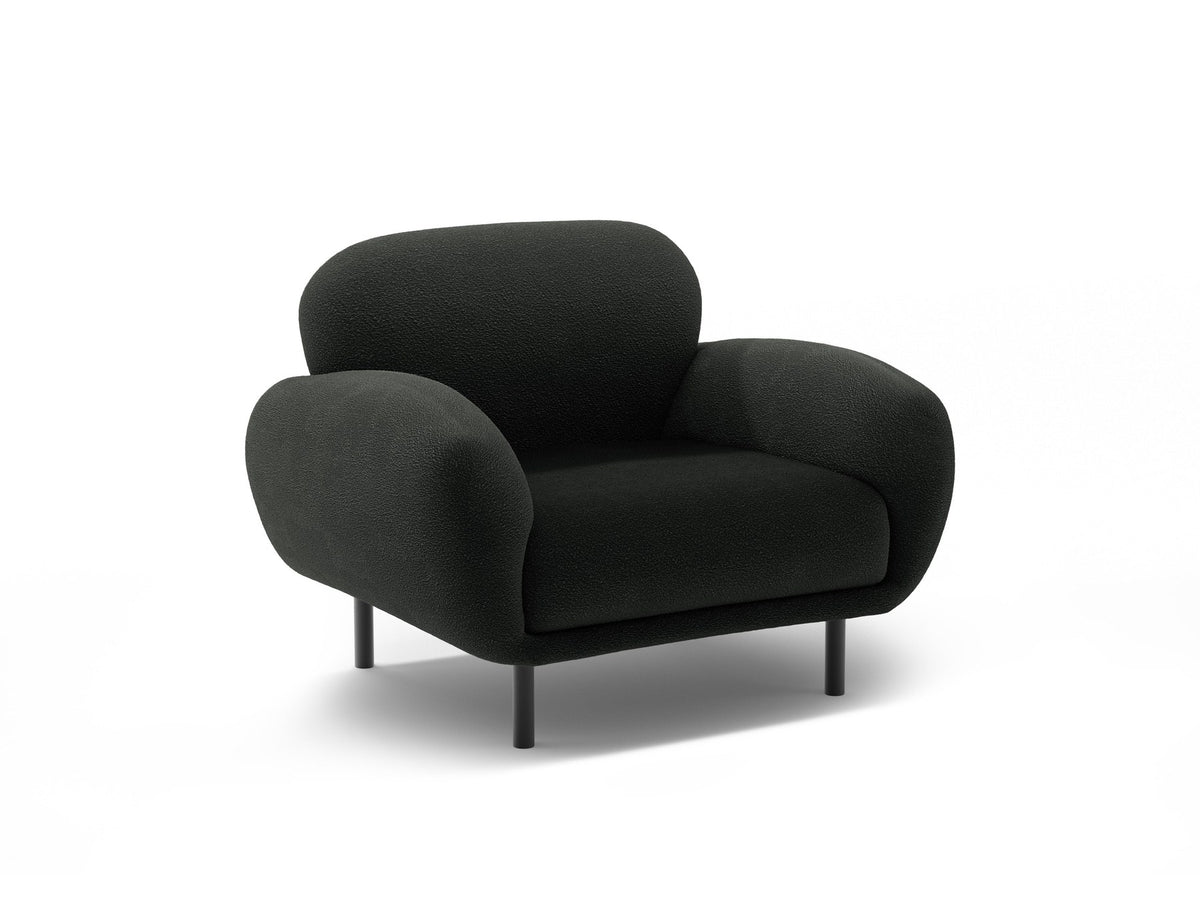 Weisser Poppy Armsessel von Micadoni mit Bouclé-Stoff, abgerundeter Form und schwarzen Metallbeinen, freigestellt fotografiert.