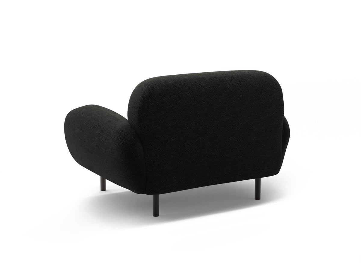 Weisser Poppy Armsessel von Micadoni mit Bouclé-Stoff, abgerundeter Form und schwarzen Metallbeinen, freigestellt fotografiert.