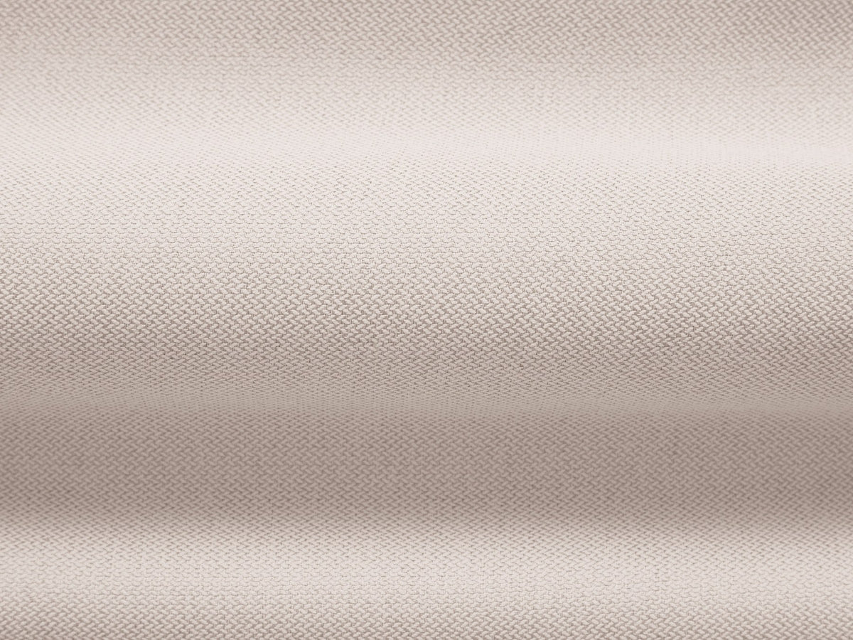 Beige Armsessel Abby von Micadoni mit strukturiertem Heritage-Stoffbezug, schwarzen Kunststoffbeinen und runder, kompakter Formgebung.