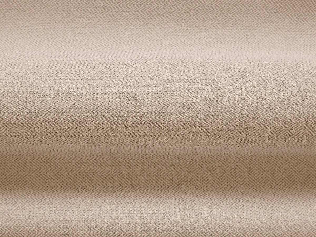 Beige Armsessel Abby von Micadoni mit strukturiertem Heritage-Stoffbezug, schwarzen Kunststoffbeinen und runder, kompakter Formgebung.