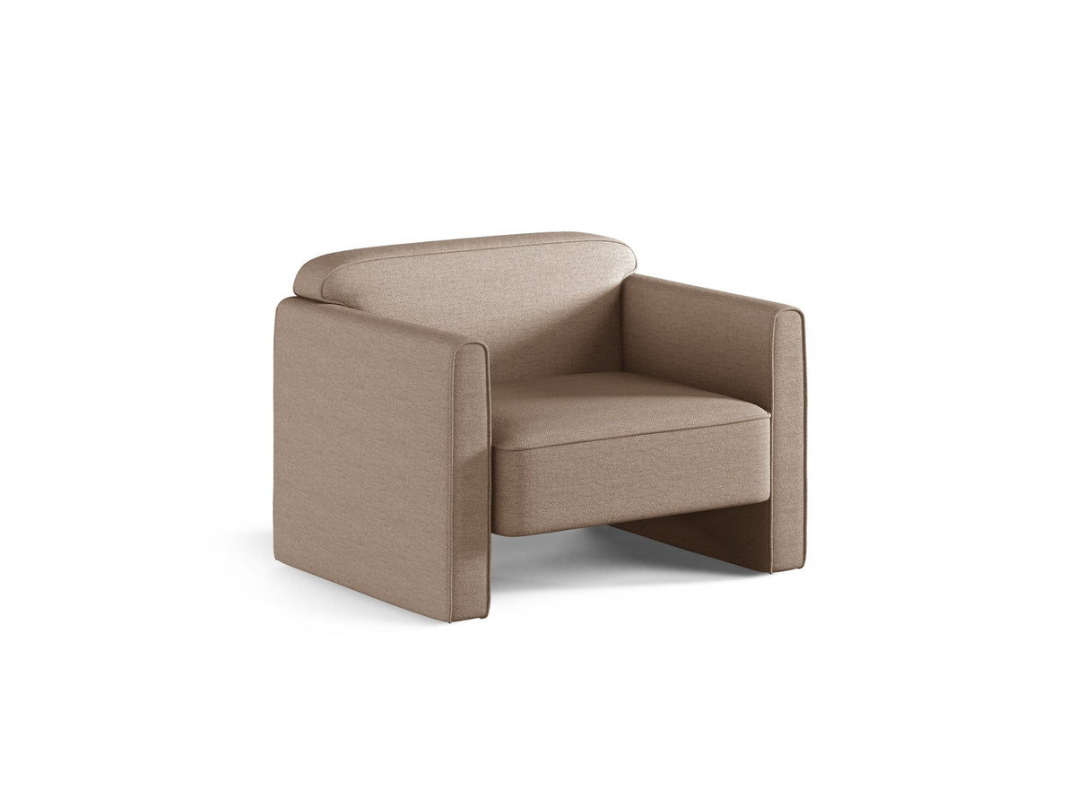Beige Armsessel Abby von Micadoni mit strukturiertem Heritage-Stoffbezug, schwarzen Kunststoffbeinen und runder, kompakter Formgebung.