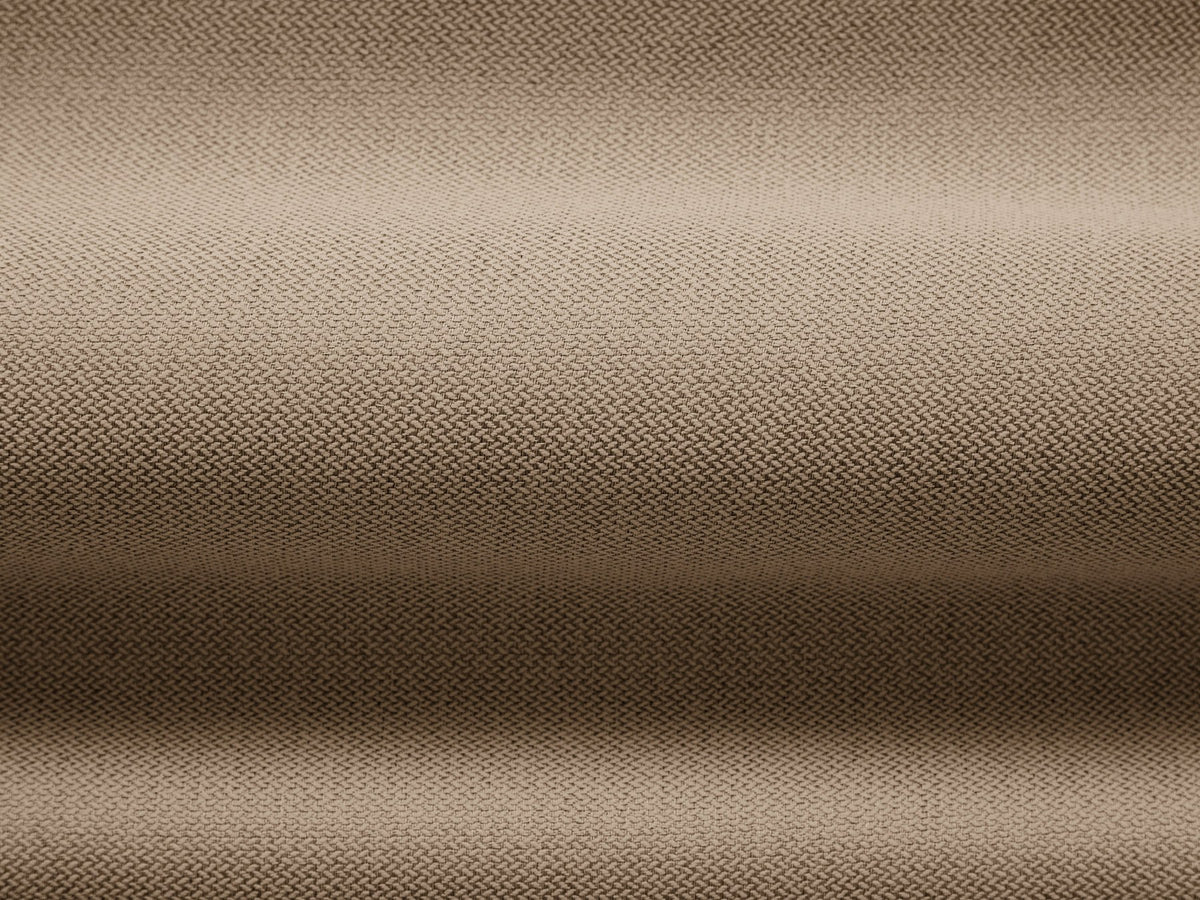 Beige Armsessel Abby von Micadoni mit strukturiertem Heritage-Stoffbezug, schwarzen Kunststoffbeinen und runder, kompakter Formgebung.