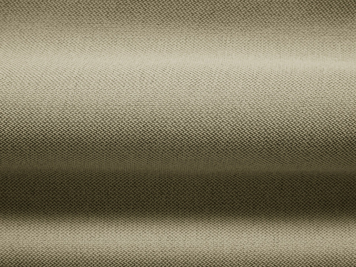 Beige Armsessel Abby von Micadoni mit strukturiertem Heritage-Stoffbezug, schwarzen Kunststoffbeinen und runder, kompakter Formgebung.