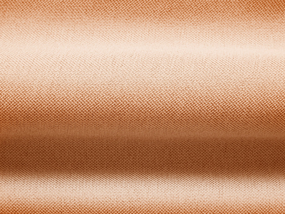 Beige Armsessel Abby von Micadoni mit strukturiertem Heritage-Stoffbezug, schwarzen Kunststoffbeinen und runder, kompakter Formgebung.