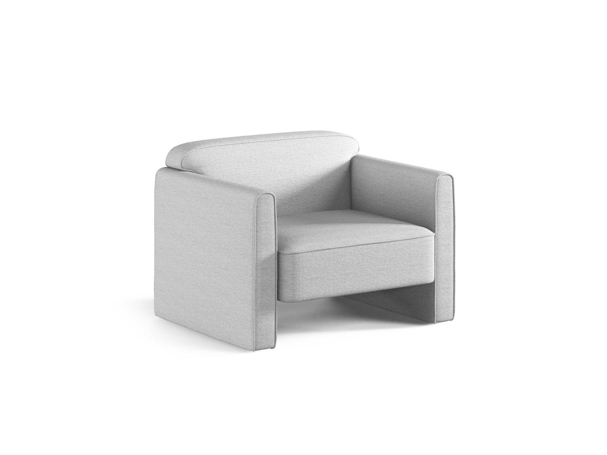 Beige Armsessel Abby von Micadoni mit strukturiertem Heritage-Stoffbezug, schwarzen Kunststoffbeinen und runder, kompakter Formgebung.
