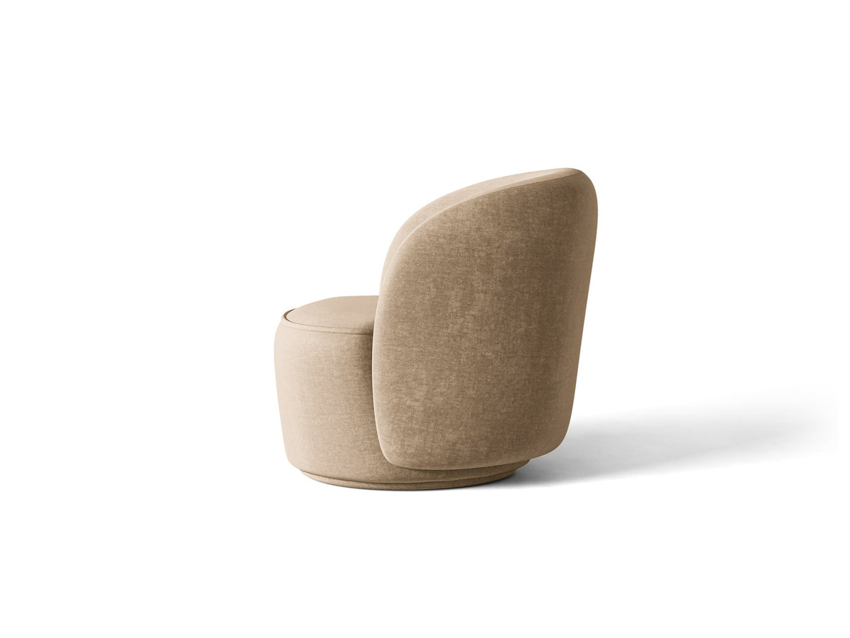Drehbarer Sessel Jonas von Micadoni in leichtem Beige mit Veloursbezug, gepolsterten Kunststoff-Beinen und runder Sitzfläche.