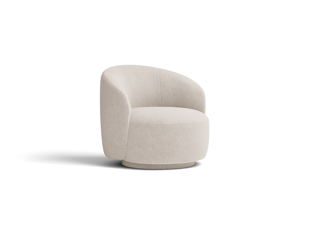 Drehbarer Sessel Letizia in leichtem Beige mit Chenille-Stoffbezug, gepolsterter Sitzfläche und niedrigen, stoffbezogenen Beinen.