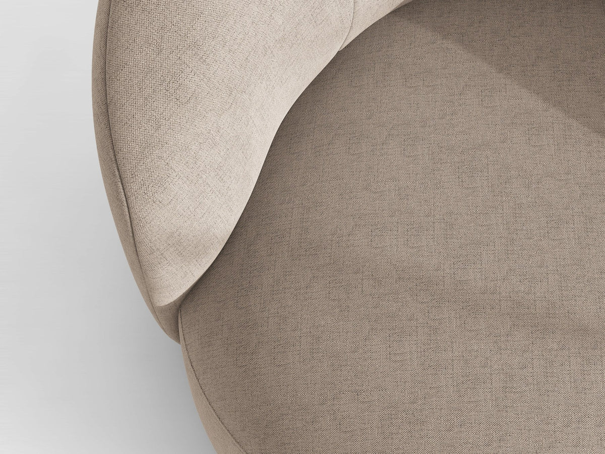 Drehbarer Sessel Letizia in leichtem Beige mit Chenille-Stoffbezug, gepolsterter Sitzfläche und niedrigen, stoffbezogenen Beinen.