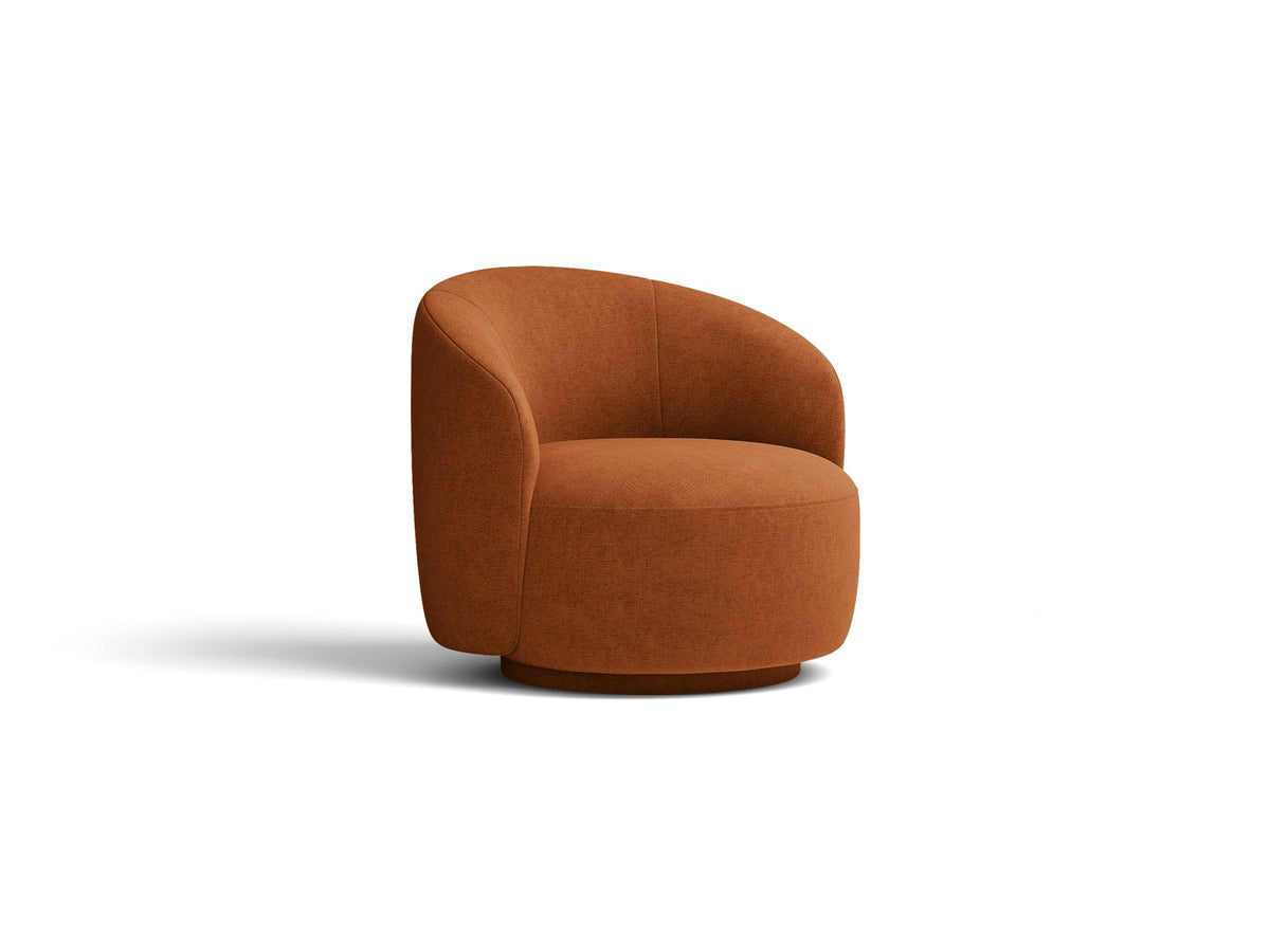 Drehbarer Sessel Letizia in leichtem Beige mit Chenille-Stoffbezug, gepolsterter Sitzfläche und niedrigen, stoffbezogenen Beinen.